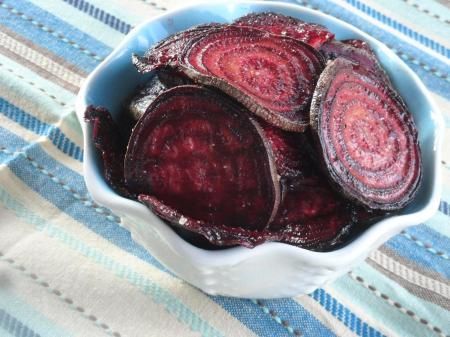 Crispy oven baked beet chips. Recipe Beets In Oven, Beet Chips Recipe, Baked Beets, Cooked Beets, Summer Vegetable Recipes, Rice Sides, Crispy Snacks, Healthy Board, Fruit Chips