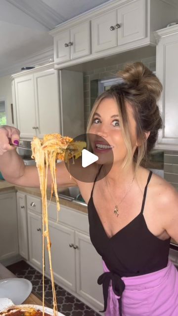 Melissa Kauper on Instagram: "Comment “link”for my baked ziti recipe! In our family we always have one Italian dish before the main meal! And ziti is my favorite to make because it’s easy but so delicious and you can assemble a few days before… pop it in the freezer then bake and serve! When I made it for this video I baked it right away but whether you wait or not you’ll get the same result! Sooo good my friends! More Easter recipes will be coming soon! Love you 🥰 Make itttt! #bakedziti #pastaalforno  #italianrecipes #easterrecipeideas" Baked Ziti Videos, Baked Ziti And Meatballs, The Skinnyish Dish Recipes, Recipe For Baked Ziti, Great Pasta Recipes, Baked Ziti With Chicken, Italian Meals, Ziti Recipe, Ziti Recipes