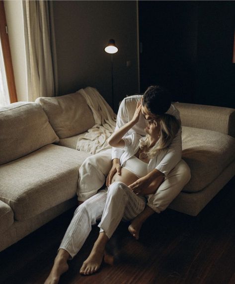 Comfy In Home Maternity Photoshoot, Maternity Photoshoot Home Ideas, Maternity Photoshoot Bedroom, Film Maternity Photography In Home, Lifestyle Home Maternity Session, Couple Maternity Pictures At Home, Maternity Photography Couch, Maternity Photos On Bed, Maternity Photos On Couch