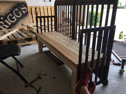 Have an old crib in storage? One that has sentimental attachment that you just can seem to get rid of? Turn it into a cute entry way bench! #diy #furnitureflip #crib Wood Bench Diy, Crib Makeover, Crib Bench, Crate Bench, Old Cribs, Diy Wood Bench, Diy Dining Room Table, Diy Dining Table, Diy Entryway