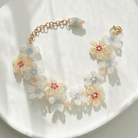 Beaded Bracelets Packaging Ideas, 2mm Bead Bracelet, Small Bead Bracelet, Diy Jewelry Set, Flowers Daisy, Beaded Flowers Patterns, Seed Bead Crafts, Bead Flower, Fancy Jewellery Designs