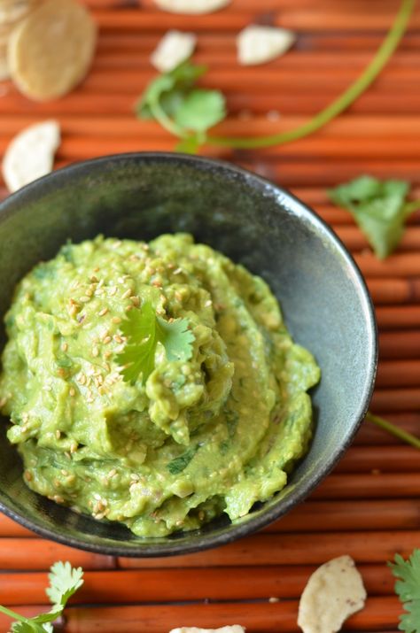 Rice Chips, Guacamole Recipes, Orange Cauliflower, Guacamole Ingredients, Best Guacamole Recipe, How To Make Guacamole, Avocado Dip, Mashed Avocado, Guacamole Recipe