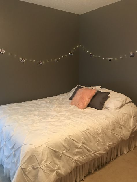 Teen bedroom with fairy lights Bedroom With Fairy Lights, Room Decor Luxury, Dorm Decor Ideas, Dorm Room Decor Ideas, Fairy Lights Bedroom, Makeover Bedroom, Home Decor Quotes, Room Makeover Bedroom, Home Decor Paintings