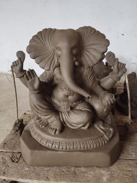 Ganesh Clay Model, Home Made Ganpati Murti, Ganesh Sculpture Clay, Shadu Mati Ganpati Murti, Ganpati Murti Design, Ganesh Ji Hd Wallpaper, Wallpaper Ganpati Bappa, Ganpati Bappa Images, Bappa Wallpaper