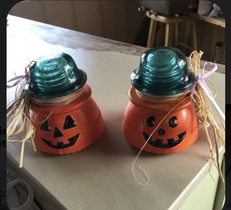 Antique Glass Insulator Ideas, What To Do With Glass Insulators, Crafts With Glass Insulators, Painted Glass Insulator Ideas, Painted Insulators Diy, Insulator Craft Ideas, Painted Glass Insulators, Glass Electric Insulators Ideas, Crafts With Insulators