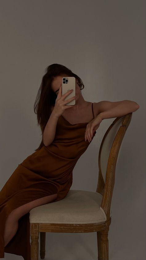 Elegant Selfie Poses, Bodycon Photoshoot Ideas, Bodycon Dress Photoshoot Poses, Mirror Selfie With Dress, Bodycon Dress Photoshoot, Poses For Long Dresses, Poses In Bodycon Dress, Poses With Dresses, Bodycon Dress Poses Instagram