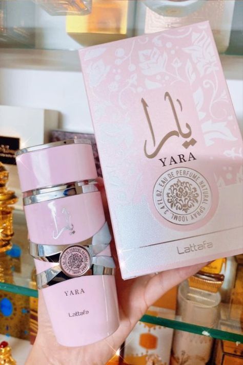 super fragrances Yara edp perfume spray 100ml About this item VOLUME: 100ML GENDER: FOR WOMEN TOP NOTES: Orange, Tangerine MIDDLE NOTES: Flower, Rose BASE: Jasmine, fresh, floral MADE IN DUBAI ✨❤😘 Perfume Pink Aesthetic, Lattafa Yara, Fragrances Perfume Woman, Pink Perfume, Perfume Collection Fragrance, Smell Goods, Perfume Scents, Perfume Lover, Best Fragrances