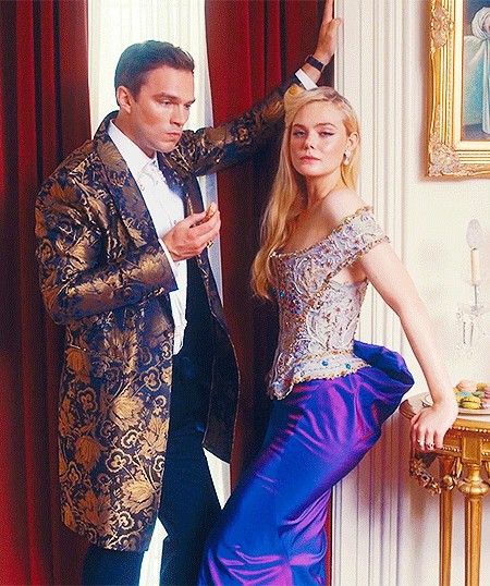 Elle Fanning And Nicholas Hoult, Cargos Outfits, The Great Series, Nicolas Hoult, Fan Gif, Aesthetic God, Dakota And Elle Fanning, Twilight Funny, Nicholas Hoult