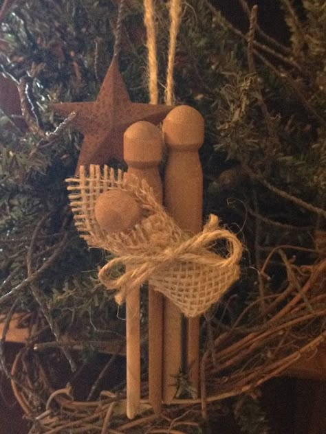 19 Christmas Ornaments Which Highlight The Fervor Of The Festive Diy Primitive Christmas, Diy Primitive Christmas Ornaments, Primitive Christmas Ornaments, Rustic Christmas Ornaments, Homemade Christmas Decorations, Nativity Ornaments, Nativity Crafts, Clothes Pin Crafts, Rustic Christmas Tree