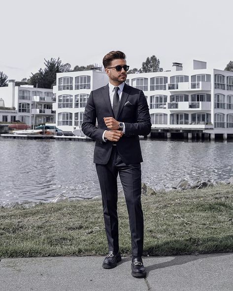 Happy Monday! Busy week ahead but make sure you look good while you smash it Alex Costa, All Black Suit, Mens Winter Fashion Outfits, Portrait Photography Men, Mens Fashion Blazer, Men Photoshoot, Man Photography, Influencers Fashion, Male Poses