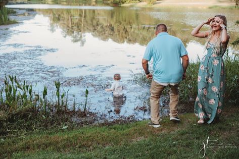 Texas family's photo shoot takes hilarious turn when toddler jumps into muddy pond https://www.southernthing.com/texas-familys-photoshoot-takes-hilarious-turn-when-toddler-jumps-into-muddy-pond-2640041381.html?rebelltitem=1#rebelltitem1 Muddy Puddle Photoshoot, Mud Puddle Photo Shoot, Muddy Family Photos, Secret Chocolate Chip Cookie Recipe, I Have A Secret, Company Picnic, Chips Recipe, Chocolate Chip Recipes, Family Moments