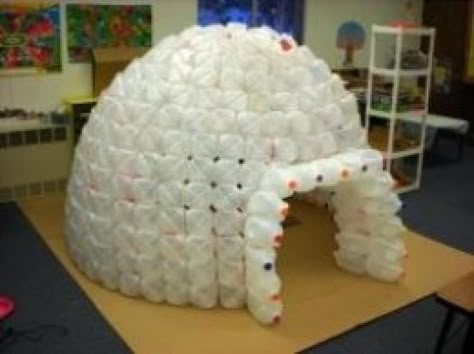 Sur cette photo, deux enfants, Cole Renckly et Alex Fullhart, profite de leur nouvel espace de lecture dans la classe de maternelle de Mme Grant Brooks! Les enfants ont récupéré des bouteilles de lait vides pour construire un igloo, coin de lecture C Milk Jug Igloo, Everest Vbs 2015, Everest Vbs, Milk Jugs, Dramatic Play, Reading Room, A Classroom, Preschool Ideas, Milk Jug