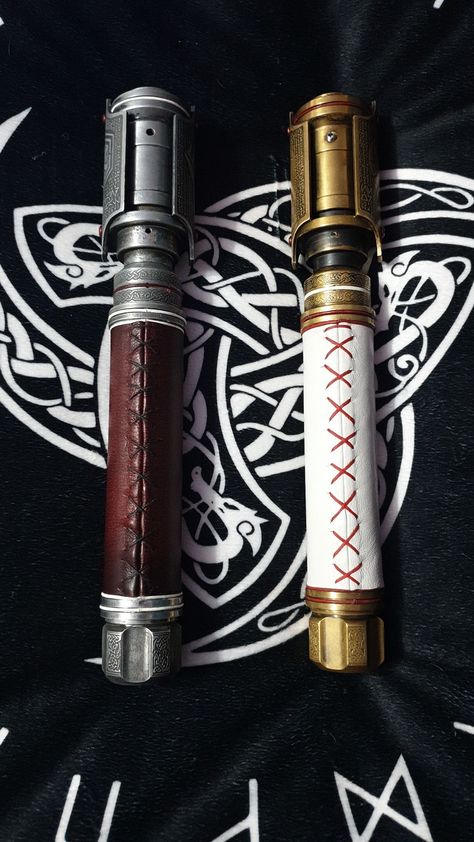 Curved Hilt Lightsaber, High Republic Lightsaber, Lightsaber Designs, Lightsaber Ideas, Lightsaber Hilts, High Republic, Custom Lightsaber, Lightsaber Design, Sabre Laser