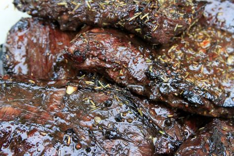 Balsamic-marinated skirt steak by Everyday Food - an easy, crowd-pleasing family-friendly option for summer parties or weeknight dinners. Marinade For Skirt Steak, Food With A View, Kitchen Reference, Hostess Tips, Elk Steak, Skirt Steak Marinade, Marinated Skirt Steak, Elk Recipes, Balsamic Marinade