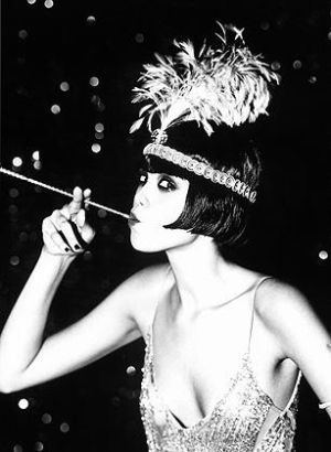 Roaring 20s Party girl! 1920s Fashion Flapper, Flapper Girls, Style Année 20, Idda Van Munster, Flapper Era, 20s Party, Roaring 20s Party, Louise Brooks, Ellen Von Unwerth