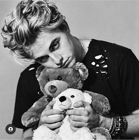 Billie Joe Armstrong Black And White, Billie Joe Armstrong 90s Pfp, Billy Joe Armstrong 90s, Green Day Black And White, Billie Joe Armstrong Icons, Billie Joe Armstrong Pfp, Green Day Pfp, Green Day Art, Billie Joe Armstrong 90s