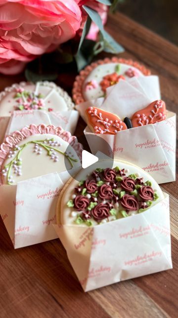 Sugarbird Cakery & Floral Co. - Cheryl Stager on Instagram: "Try this easy packaging trick the next time you need to display cookies. It keeps each cookie separate and the little envelopes are so cute! 

I used 6” square pieces of grease-proof paper, but you could use parchment paper, wax paper, or any kind of food safe paper. You can make them bigger or smaller as needed, but these ones worked perfectly for 3.5” cookies 🥰

#sugarbirdcakeryfloral #bakinghack #bakingtricks #bakinglife #cookiedecorating #decoratingcookies #cookieart #cookiedesign #cookiesofinstagram" How To Wrap A Plate Of Cookies, Cookies Wrapped In Parchment Paper, Easy Cookie Packaging Ideas, Cookies Packaging Ideas Creative Diy, Wrapping Cookies In Parchment Paper, Diy Cookie Wrapping Ideas, Parchment Paper Cookie Wrap, How To Wrap Cookies In Parchment Paper, Paper Cookie Craft