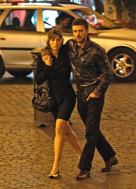 Justin Timberlake and Jessica Biel are loved-up in Rome. It couldn't have been more romantic. The couple had dinner side-by-side at "Quinzi and Gabrieli" and toasted each other with champagne. Afterwards they strolled back to their hotel. The cute couple walked through the Piazza di Spagna eating an ice-cream on the way. In a narrow cobblestone street Justin turned and kissed Jessica passionately on the lips. September 23, 2008 Jessica And Justin, Justin Timberlake Jessica Biel, Jessica Biel And Justin, Jesse Mccartney, Couples Walking, Romantic Night, Jessica Biel, Romantic Dinner, September 23