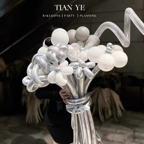 Volleyball Banquet Ideas, Diy Bouquet Ideas, Bucket Balon, Balloon Bucket, Flower Balloons Diy, Balloon Flower Bouquet, Plan A Birthday Party, Lil Bow Wow, Flower Balloons