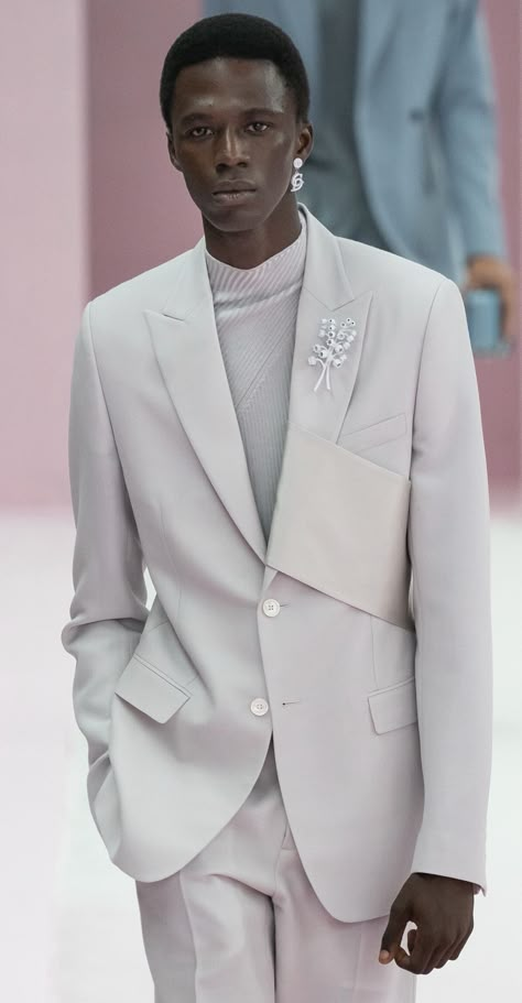 Dior Suits Men, Mens Runway Fashion Suits, Dior Men Suit, Chanel Menswear Runway, Dior Fashion Show Men, Christian Dior Menswear, White Tuxedo Wedding, Dior Men, Dior Menswear 2022