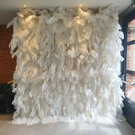 White Party Photo Backdrop, White Feather Backdrop, Dove Theme Party, Blooming Feather Wall, Wedding Feathers Decorations, Feather Wall Backdrop, White Feather Decor, Feather Backdrop, Fur Wall