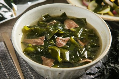 Creatrip: Authentic Korean Cooking | Traditional Seaweed Soup Recipe Seaweed Soup Recipe, Korean Seaweed Soup, Korean Soup Recipes, Seaweed Soup, Cooking Short Ribs, Korean Soup, Korean Side Dishes, Stove Top Recipes, Korean Cooking