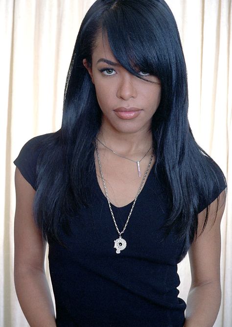 Aaliyah Celebrities Who Died, Wedge Hairstyles, Side Bangs Hairstyles, Aaliyah Style, Makeup Tip, Asymmetrical Hairstyles, Shoulder Hair, Fringe Hairstyles, Side Bangs