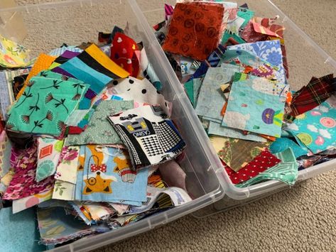 Easy Quilt Squares, Popular Sewing Patterns, Cheater Quilt Fabric, Charm Square Quilt, Charm Pack Quilts, Postage Stamp Quilt, Scrap Fabric Projects, Scrappy Quilt Patterns, Easy Quilt