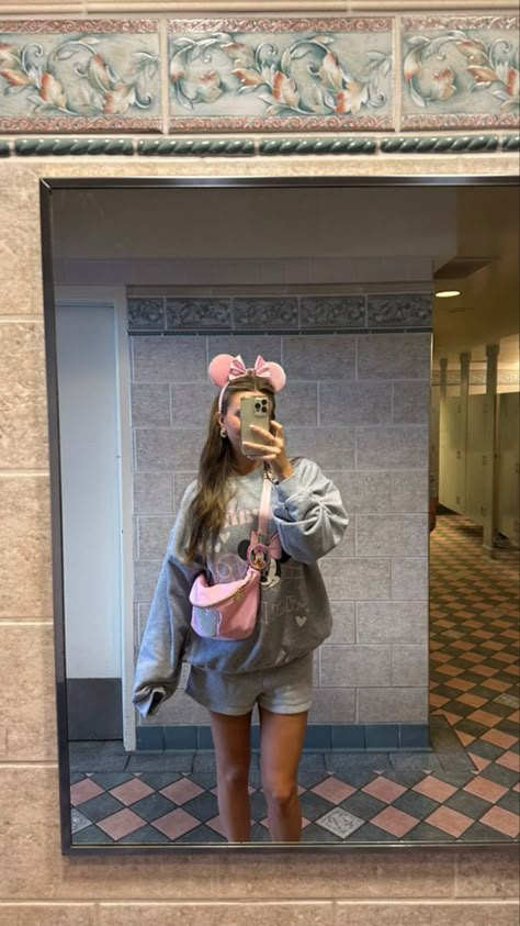 Disneyland Aesthetic Outfit, Disneyland Outfit Winter, Disneyworld Outfit, Disneyland Dress, Disneyland Aesthetic, Disney Poses, Disney Trip Outfits, Theme Park Outfits, Disney Lifestyle