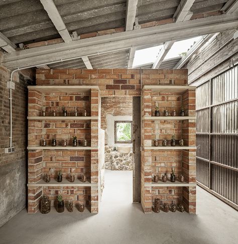 Cubo vestidor para un jardín con balsa / Clara Nubiola Brick Wall Living Room, Brick Shelves, Brick Living Room, Pelan Rumah, Old Bricks, Changing Room, A Pond, Home Good, Diy Shelves