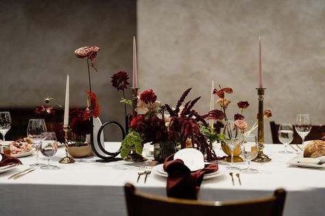 Dark Moody Table Setting, Moody Tablescape Dinner Party, Moody Floral Arrangements, November Wedding Colors, Floral Tablescapes, Moody Tablescape, Moody Wedding Flowers, Stones Of The Yarra Valley, Luxury Wedding Flowers