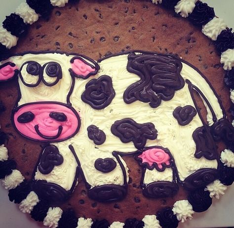 Cow cake Cow Print Cookie Cake, Cow Cookie Cake, Delish Cakes, Cow Cake, Cookie Cake Designs, Cow Cookies, Cow Cakes, Cookie Cakes, Bake Goods