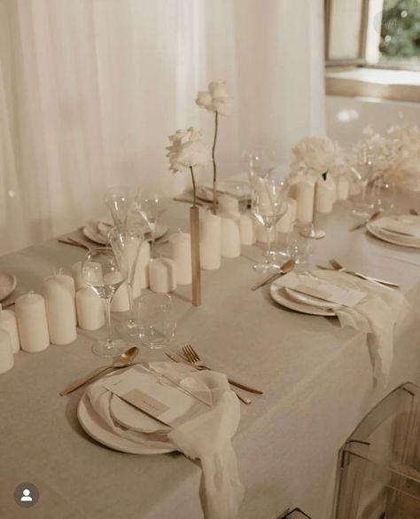 Wedding Cocktail Hour Details, Modern Wedding Cake Unique 2023, Wedding Table Minimal, Centerpieces Wedding Candles, Beige Table Setting, Shades Of White Wedding, Neutral Wedding Table Setting, Minimal Wedding Table Decor, Minimal Tablescape