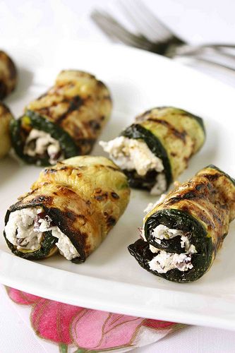 grilled zucchini rolls with herbed goat cheese & kalamata olives. Maybe a bit a marina on top? Zucchini Roll, Herbed Goat Cheese, Ellie Krieger, Zucchini Rolls, Grilled Zucchini, God Mat, Cheese Recipe, Snacks Für Party, Kalamata Olives