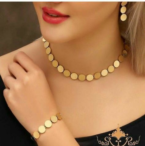 Simple Choker Necklace Designs, Golden Choker Necklace, Necklace Designs Gold, Golden Choker, Choker Necklace Indian, Simple Choker Necklace, Beautiful Dp, Simple Choker, Choker Necklace Designs