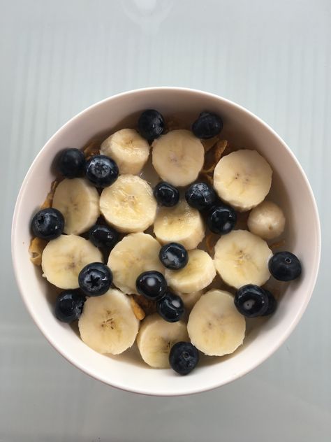 Cereal, banana, blueberries and almond milk Blueberry Cereal, Blueberry Breakfast, Frozen Blueberries, Almond Milk, Blueberries, Fruit Salad, Photo Dump, Cereal, Oatmeal