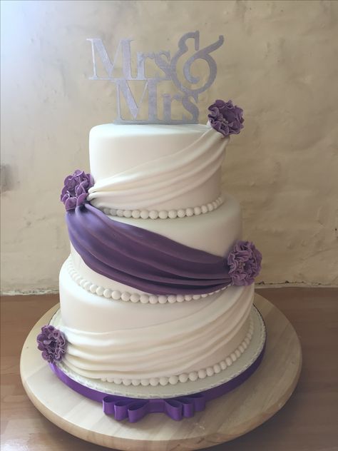 Simple swag wedding cake Simple Wedding Cake Lavender, Purple And Silver Wedding Cake, Lavender Colour Cake, Wedding Cake Table Decorations, Lavender Wedding Cake, Violet Cakes, Purple Wedding Cake, Purple And Silver Wedding, Silver Wedding Cake