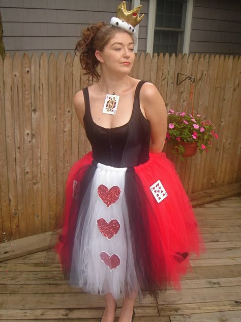 Disney Villain Halloween Costumes, Villain Halloween Costumes, Disney Villain Halloween, Queen Of Hearts Halloween Costume, Disney Villain Costumes, Diy Fantasia, Disney Running, Alice In Wonderland Tea Party Birthday, Heart Costume