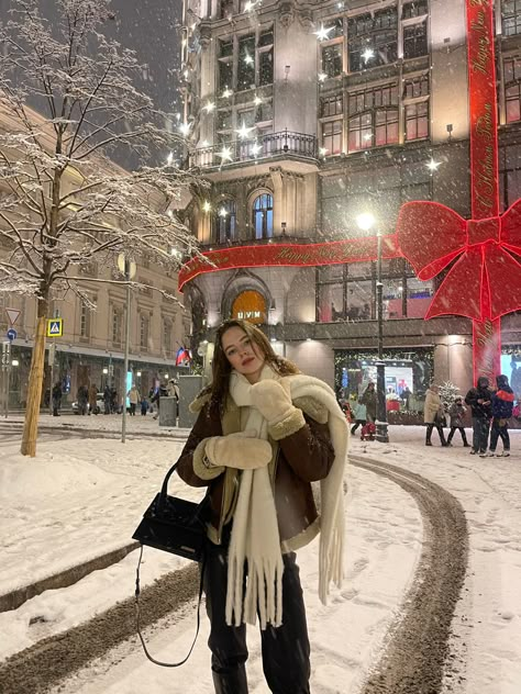 Birthday In Snow Outfit, Quebec Winter Outfit, Vienna Christmas Outfit, Vienna Photo Ideas Winter, Winter New York Aesthetic, Quebec Outfits, Aesthetic Ice Skating, Romantic Academia Outfits, Nyc Christmas Outfit