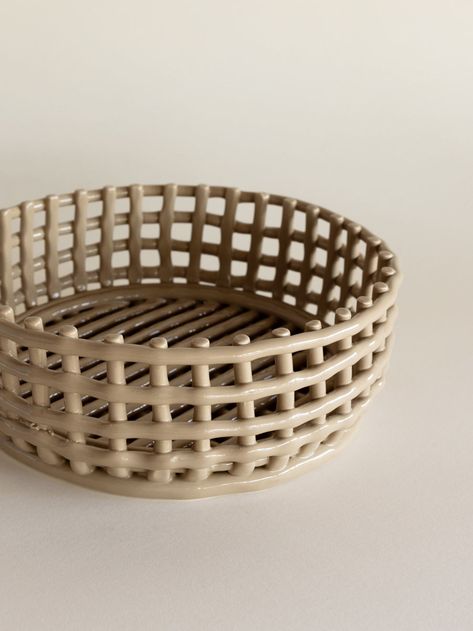 Ceramic Bread Basket, Ceramic Fruit Basket, Basket Ceramic, Traditional Baskets, Outdoor Furniture Sofa, Kitchen Dinnerware, Linen Tea Towel, Bread Basket, A Fruit