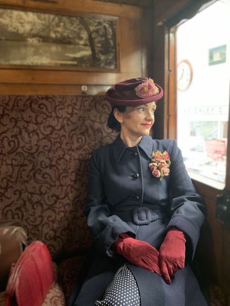 Village Train Station, 50s Love, Edwardian Hats, Pin Up Costume, 1940s Costume, Edwardian Hat, British Village, Vintage Trains, Eccentric Style