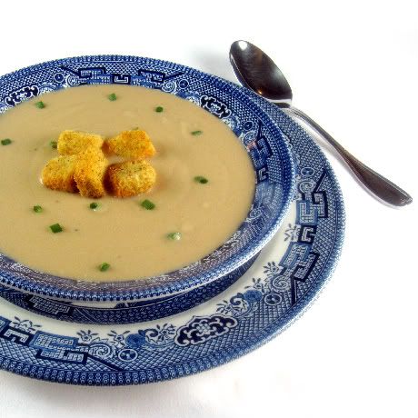 One Perfect Bite: Old Salzburg Garlic Soup.  I'll have to sub in mushroom broth to make it vegetarian Red Velvet Cake Mix Cookies, Easy Healthy Soup, Easy Soup Recipes Healthy, Creamy Soups, Garlic Soup, Chilli Recipes, Soup Kitchen, Savory Soups, Soup And Stew