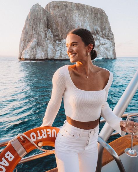 Helen Owen on Instagram: “If you need us we’ll be living on this luxury yacht on a 7 day expedition around the Galápagos Islands with @ecoventura_galapagos 🛥🪨🌊” Helen Owen, Galapagos Islands, Luxury Yachts, Gq, Beauty Women, Spring Summer Fashion, Summer Fashion, Celebrities