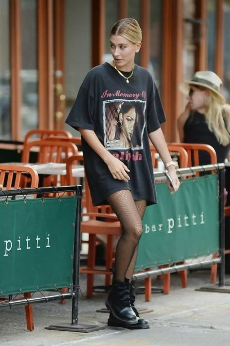 Graphic Tee Outfit Street Style, Shirtdress Outfit, Aaliyah Shirt, Hailey Baldwin Street Style, Hailey Style, Oversize Tshirt Outfits, Hailey Baldwin Style, Look Grunge, Hailey Bieber Style