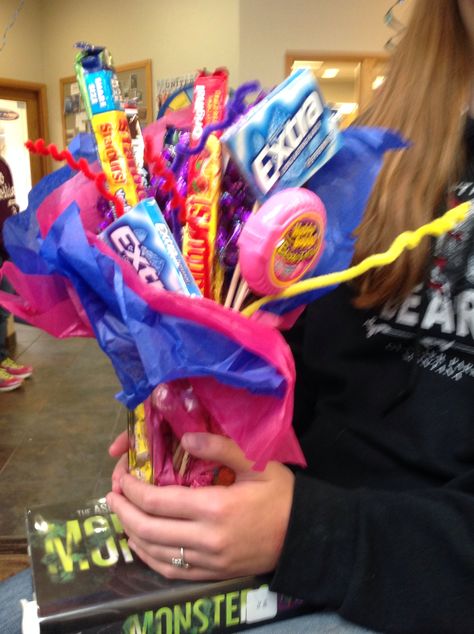 A candy  gum bouquet to celebrate braces removal! Orthodontic Debond Day, Braces Off Party, Braces Off Gift Basket, Orthodontics Marketing Ideas, Gender Reveal Table Centerpieces, Gum Bouquet, Braces Removal, Gender Reveal Table, Orthodontics Marketing