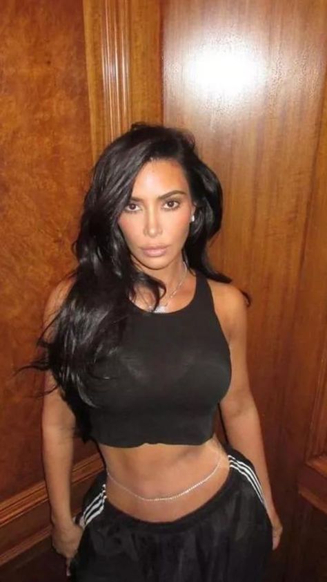 Estilo Kim Kardashian, Kardashian Beauty, Kim Kardashian Hair, Kim Kardashian Outfits, Dramatic Hair, Kim K Style, Kardashian Outfit, Kardashian Photos, Low Rise Pants