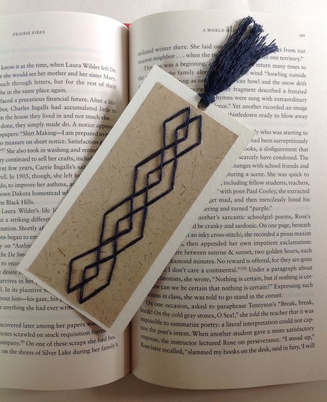 Geometric Bookmark, Embroidery Bookmark, Graduation Teacher, Embroidery On Paper, Yarn Tassel, Book Marker, Awesome Crafts, Embroidery Book, Paper Ideas