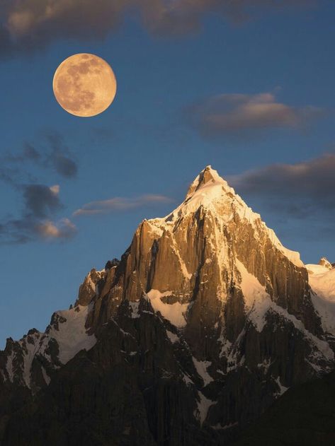 Moon Meditation, Full Moon Meditation, Mountains At Night, Monte Everest, Moon Photography, The Full Moon, Big Sky, Mountain Landscape, Beautiful Wallpapers