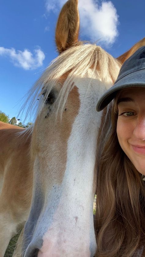 Horse Selfies Ideas, Selfie With Horse, Horse Selfie, Aesthetic Horse, Barrel Race, Trick Riding, Riding Outfits, Horse Aesthetic, Cowgirl Aesthetic