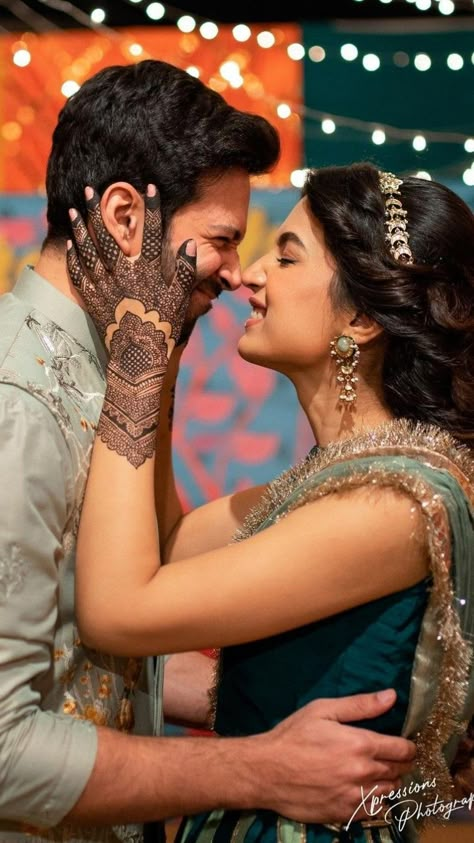 Mahendi Pose, Mehndi Couple, White Mehendi, Mehendi Shoot, Mehandi Look, Mehendi Pose, Couple Mehndi, Mehandi Poses, Mehendi Photography Bridal